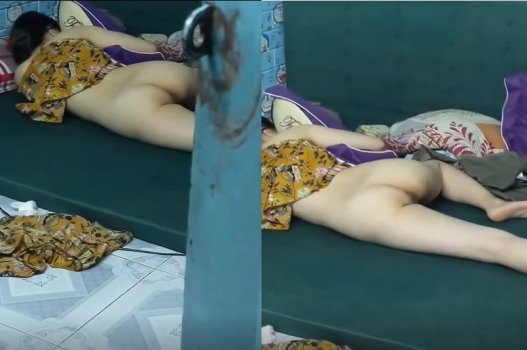 Gái xinh không đeo đồ thì để cửa mở