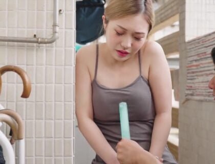 Khi mẹ chồng thấy con dâu quyến rũ, bà ấy ngay lập tức tìm cách tiếp cận.
